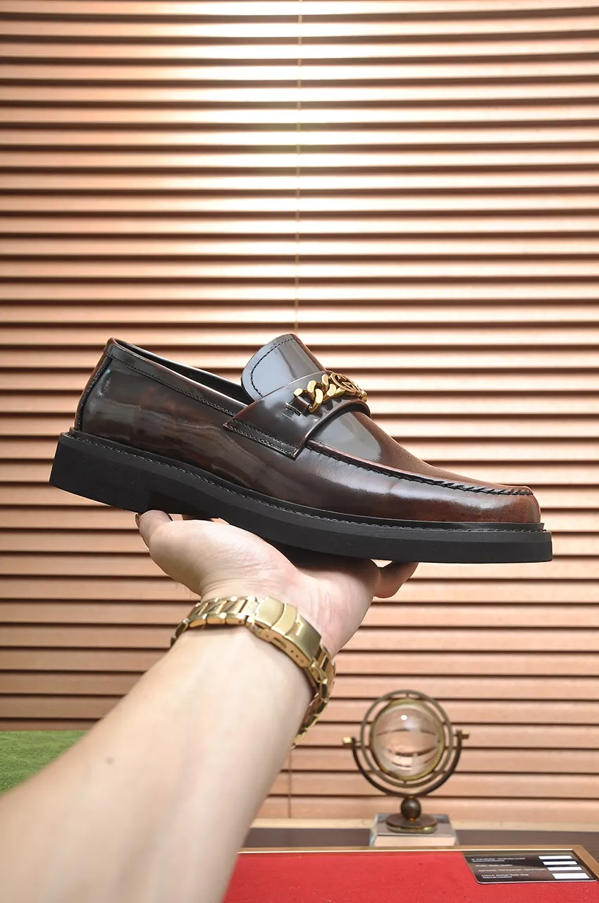 Men's shoes💰540💶Italy's top luxury men's shoe giant (GUCCI) (Gucci) (full cowhide lining) new arrival🍃Original European style🔰 Pleasant to the eye😍In order to make the shoes more durable and non-deformable🌀The production continues to follow traditional methods but there is still no lack of innovation💪Choose original sheepskin for the leather♻️ Smooth and natural And extra bright ⭐Made of imported cowhide, the first choice of rich people 38-45 (45 customized)